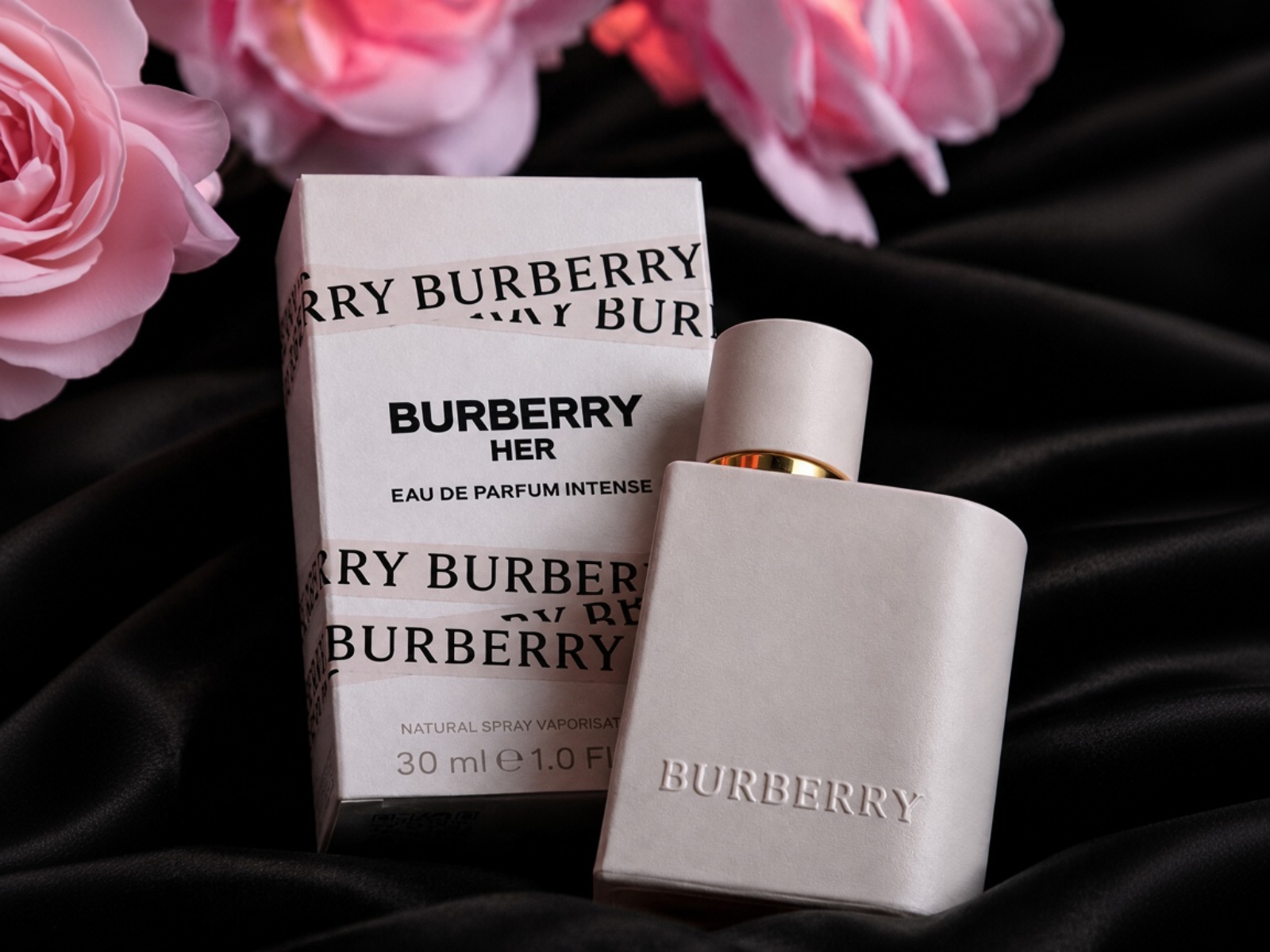 Burberry Her parfüümi tootefoto mustal siidil roosidega